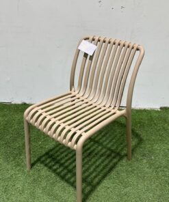 כיסא יצוק פלסטיק